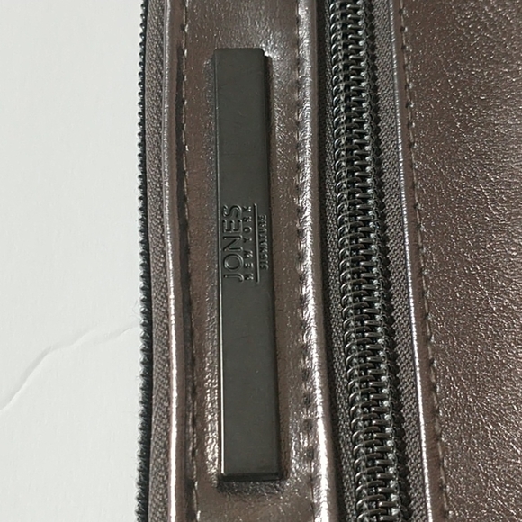 Jones New York silver charging pouch purse - Picture 6 of 14